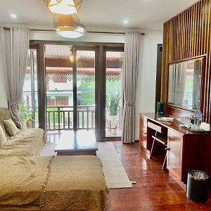 Deluxe Queen Suite